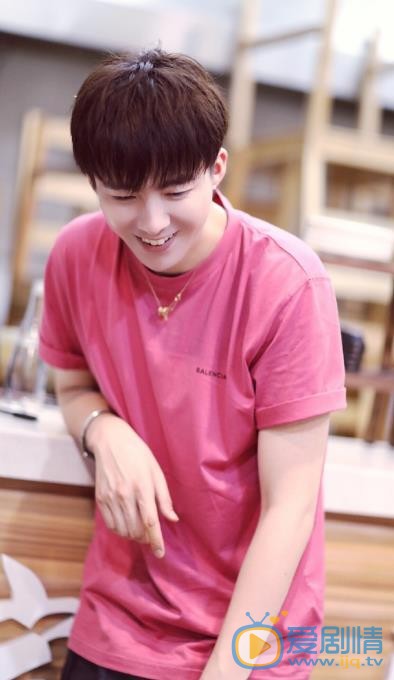 刘宇宁帅气街拍 刘宇宁高清写真_刘宇宁高清剧照