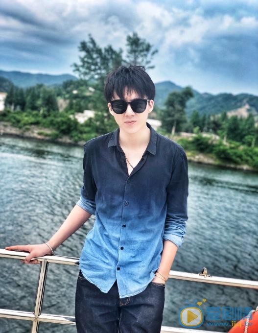 刘宇宁帅气街拍 刘宇宁高清写真_刘宇宁高清剧照