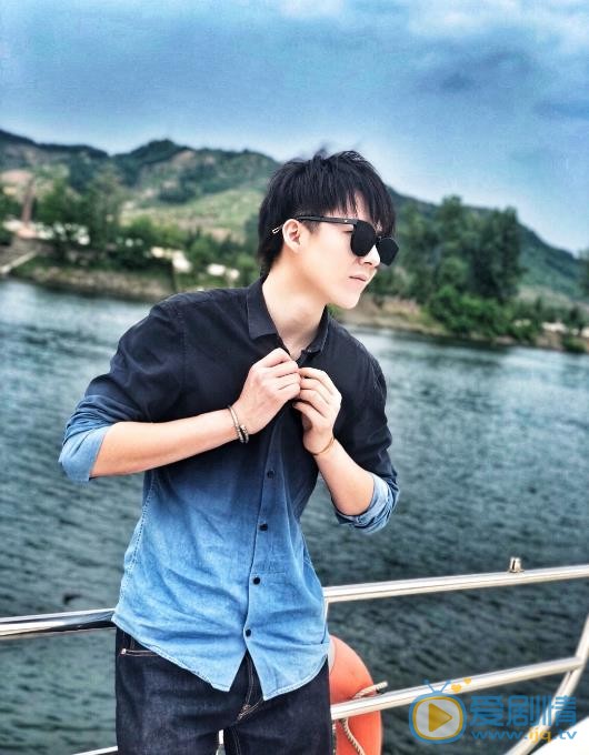 刘宇宁帅气街拍 刘宇宁高清写真_刘宇宁高清剧照