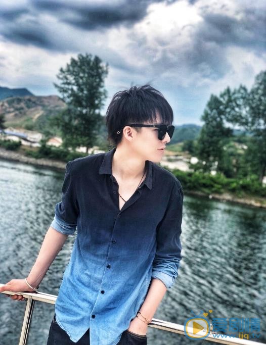 刘宇宁帅气街拍 刘宇宁高清写真_刘宇宁高清剧照