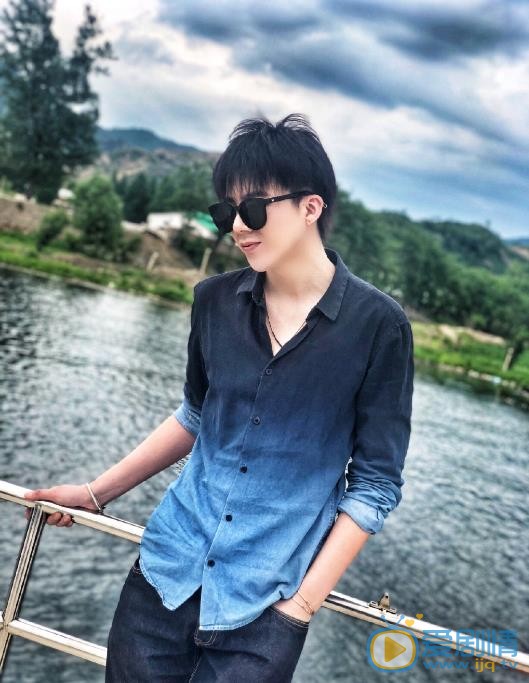 刘宇宁帅气街拍 刘宇宁高清写真_刘宇宁高清剧照