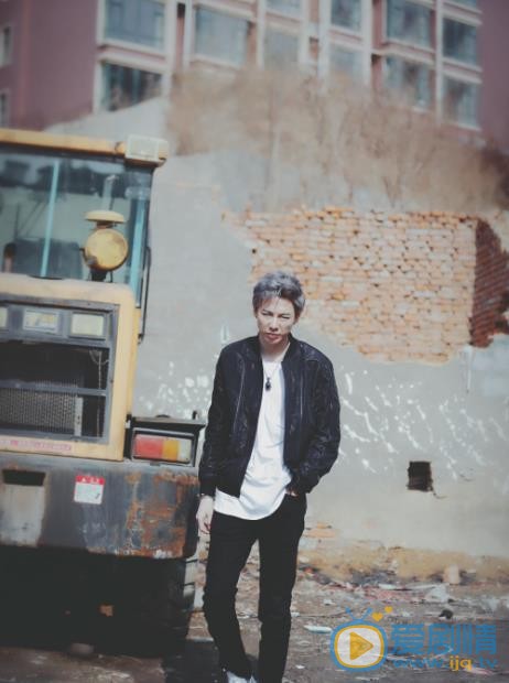 刘宇宁帅气街拍 刘宇宁高清写真_刘宇宁高清剧照