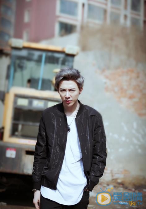 刘宇宁帅气街拍 刘宇宁高清写真_刘宇宁高清剧照