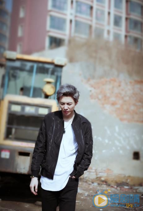 刘宇宁帅气街拍 刘宇宁高清写真_刘宇宁高清剧照