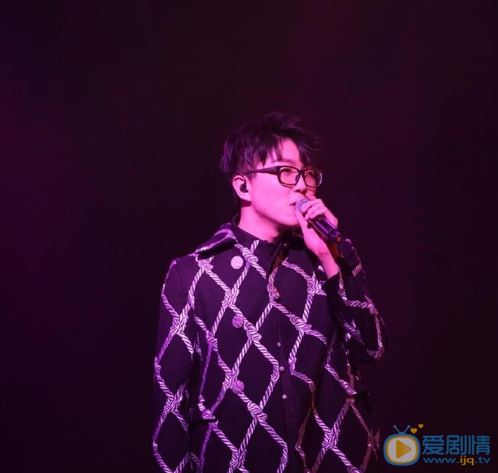 毛不易演唱会照 毛不易高清写真_毛不易高清剧照