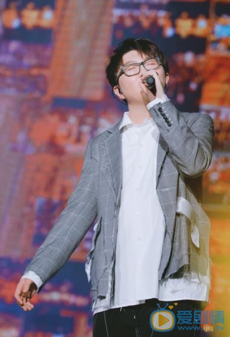 毛不易演唱会照 毛不易高清写真_毛不易高清剧照