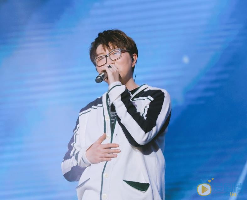 毛不易演唱会照 毛不易高清写真_毛不易高清剧照