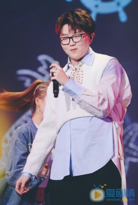 毛不易演唱会照 毛不易高清写真_毛不易高清剧照