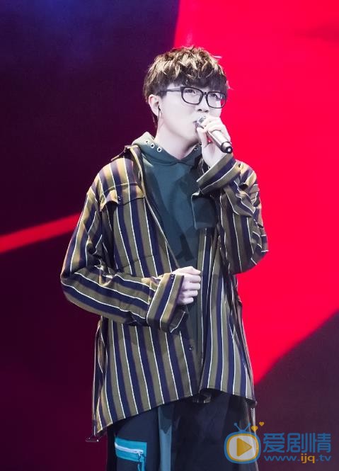 毛不易演唱会照 毛不易高清写真_毛不易高清剧照