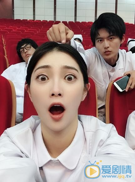 李则慧与人合照 李则慧高清写真_李则慧高清剧照