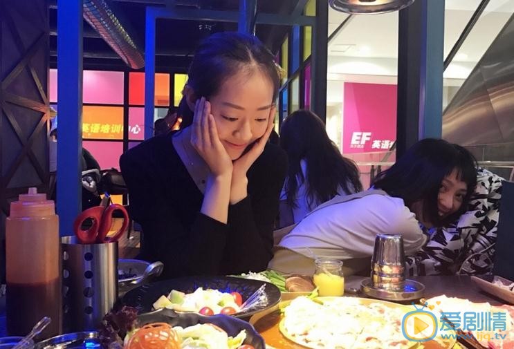 李则慧与人合照 李则慧高清写真_李则慧高清剧照