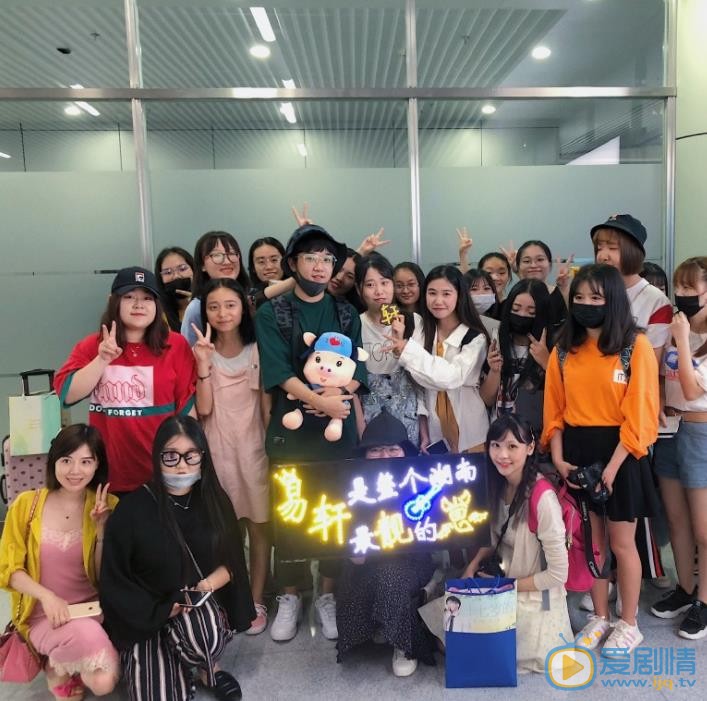 钟易轩与他人合照 钟易轩高清写真_钟易轩高清剧照