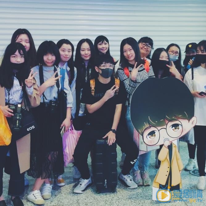 钟易轩与他人合照 钟易轩高清写真_钟易轩高清剧照