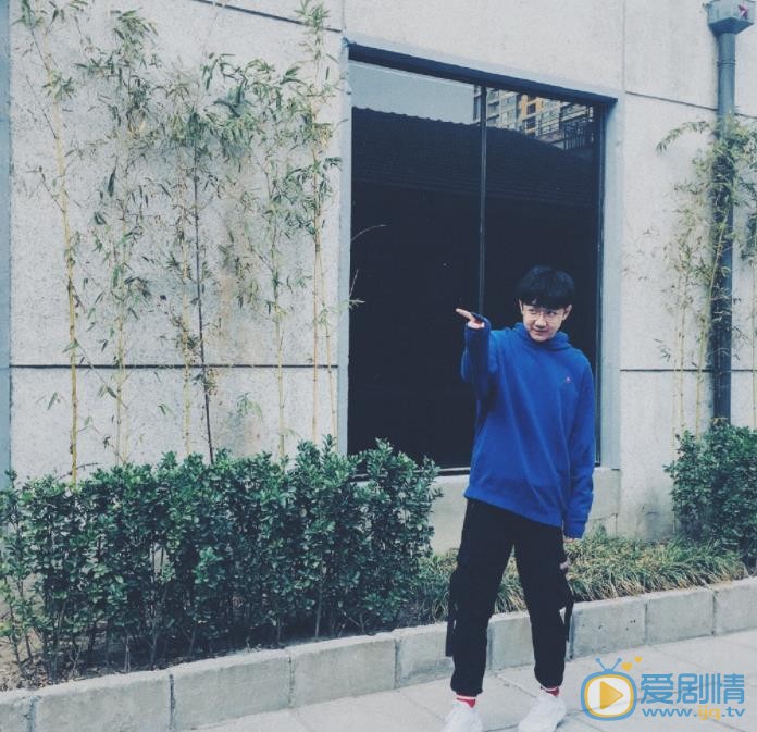 钟易轩街拍写真 钟易轩高清写真_钟易轩高清剧照