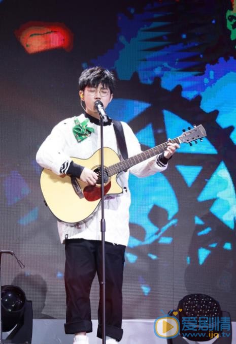 钟易轩演唱会照 钟易轩高清写真_钟易轩高清剧照