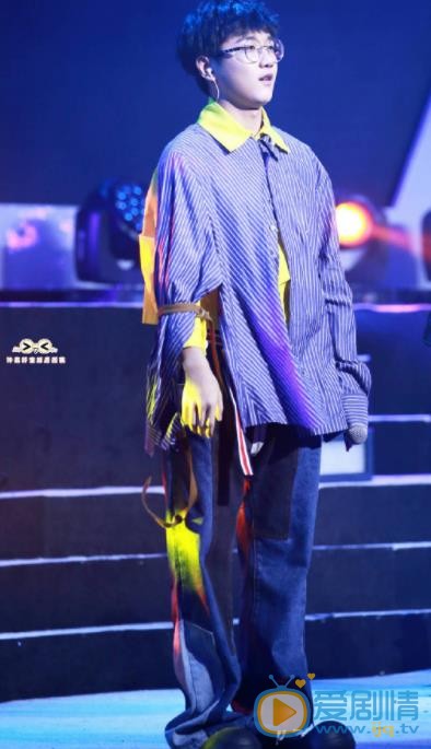钟易轩演唱会照 钟易轩高清写真_钟易轩高清剧照