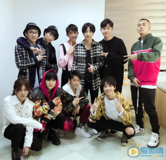 钟易轩与他人合照 钟易轩高清写真_钟易轩高清剧照