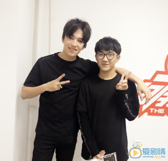 钟易轩与他人合照 钟易轩高清写真_钟易轩高清剧照