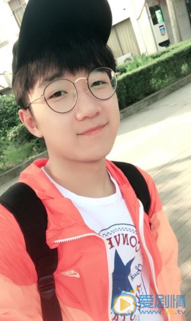 钟易轩自拍照 钟易轩高清写真_钟易轩高清剧照