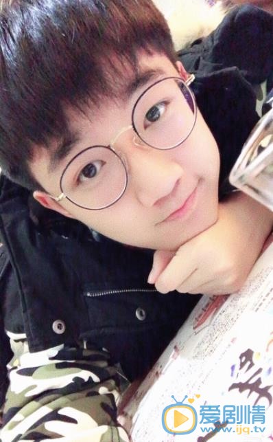 钟易轩自拍照 钟易轩高清写真_钟易轩高清剧照