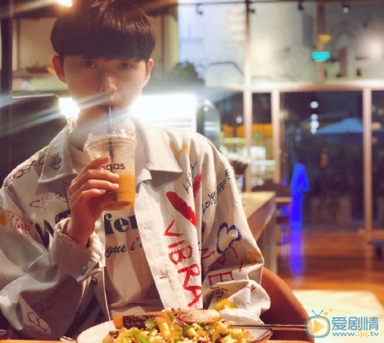 张洢豪生活照 张洢豪高清写真_张洢豪高清剧照