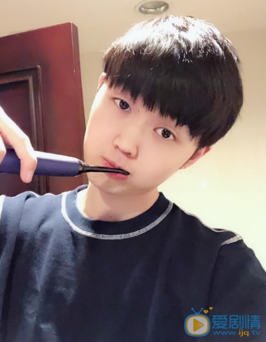 张洢豪自拍照 张洢豪高清写真_张洢豪高清剧照