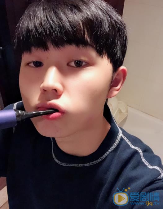 张洢豪自拍照 张洢豪高清写真_张洢豪高清剧照