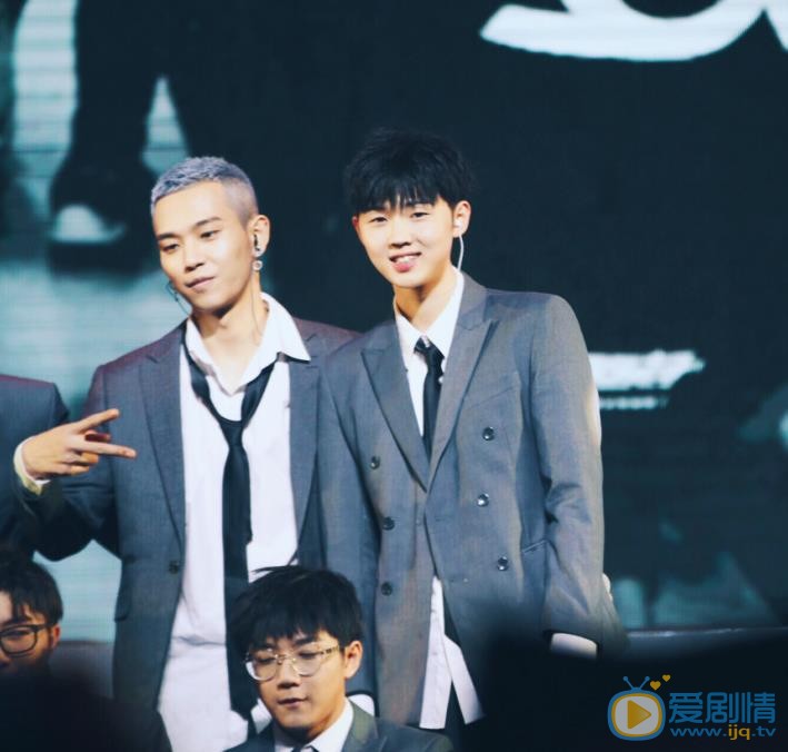 张洢豪与他人合照 张洢豪高清写真_张洢豪高清剧照