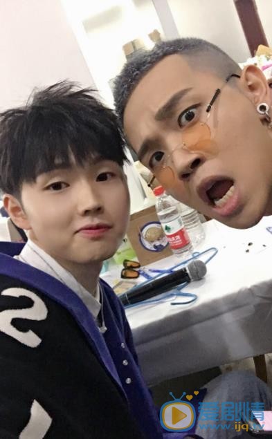 张洢豪与他人合照 张洢豪高清写真_张洢豪高清剧照