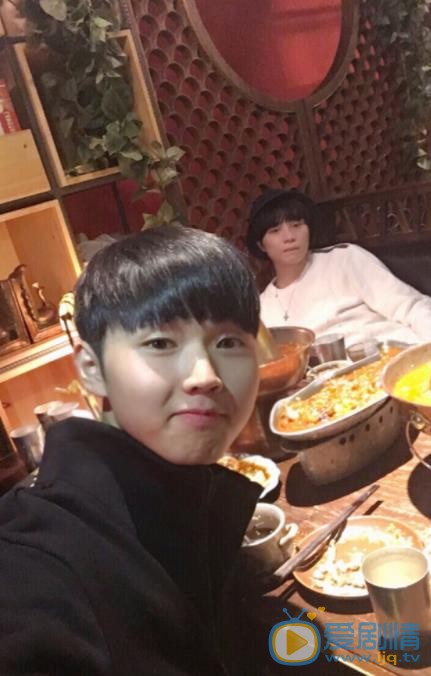 张洢豪与他人合照 张洢豪高清写真_张洢豪高清剧照