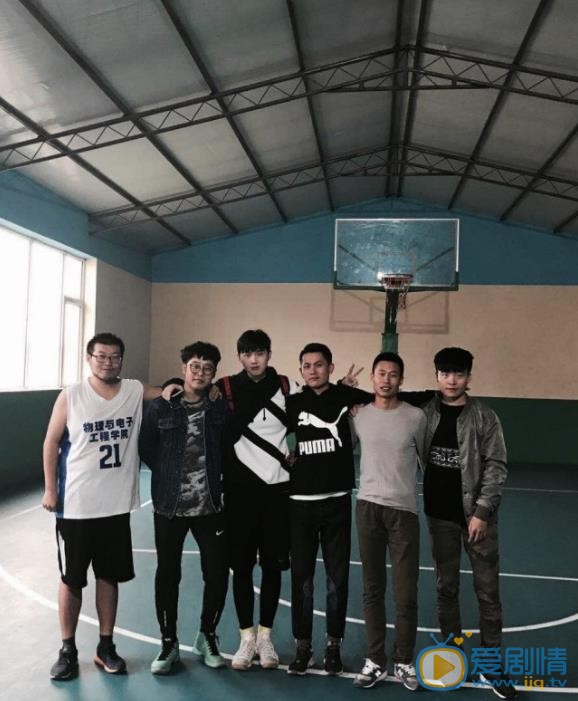 张洢豪与他人合照 张洢豪高清写真_张洢豪高清剧照
