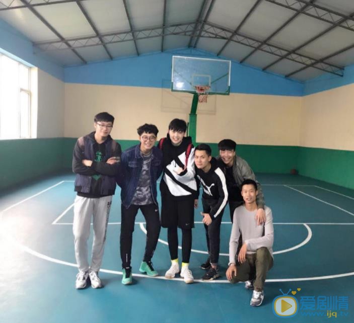 张洢豪与他人合照 张洢豪高清写真_张洢豪高清剧照