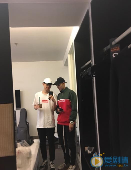 张洢豪与他人合照 张洢豪高清写真_张洢豪高清剧照