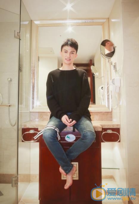 周深毛衣写真 周深高清写真_周深高清剧照