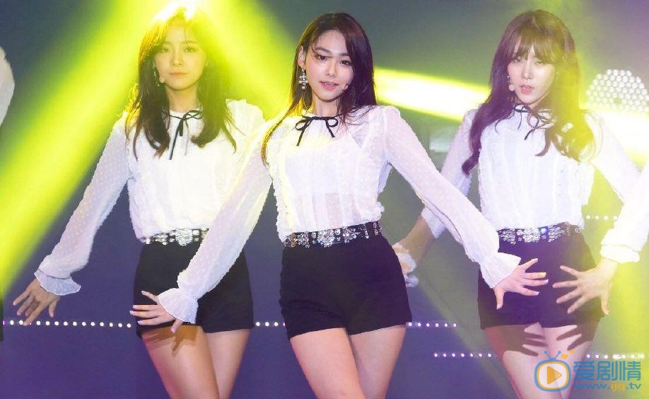 康美娜演唱会现场照 康美娜高清写真_康美娜高清剧照