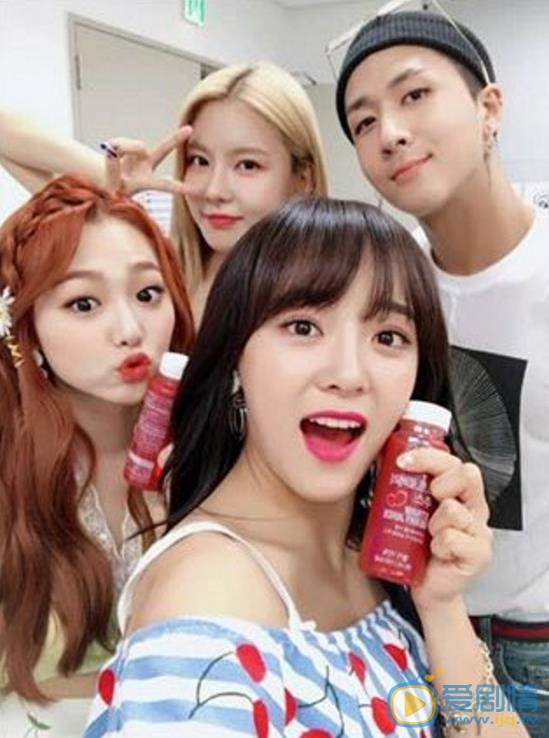 康美娜与人合照 康美娜高清写真_康美娜高清剧照