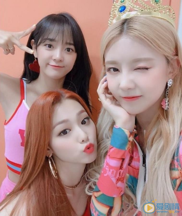 康美娜与人合照 康美娜高清写真_康美娜高清剧照