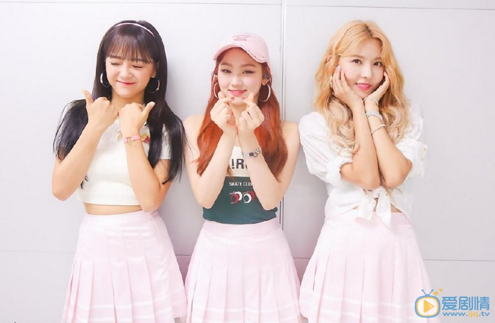 康美娜与人合照 康美娜高清写真_康美娜高清剧照