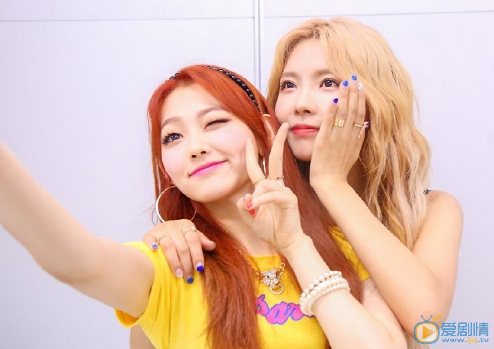 康美娜与人合照 康美娜高清写真_康美娜高清剧照