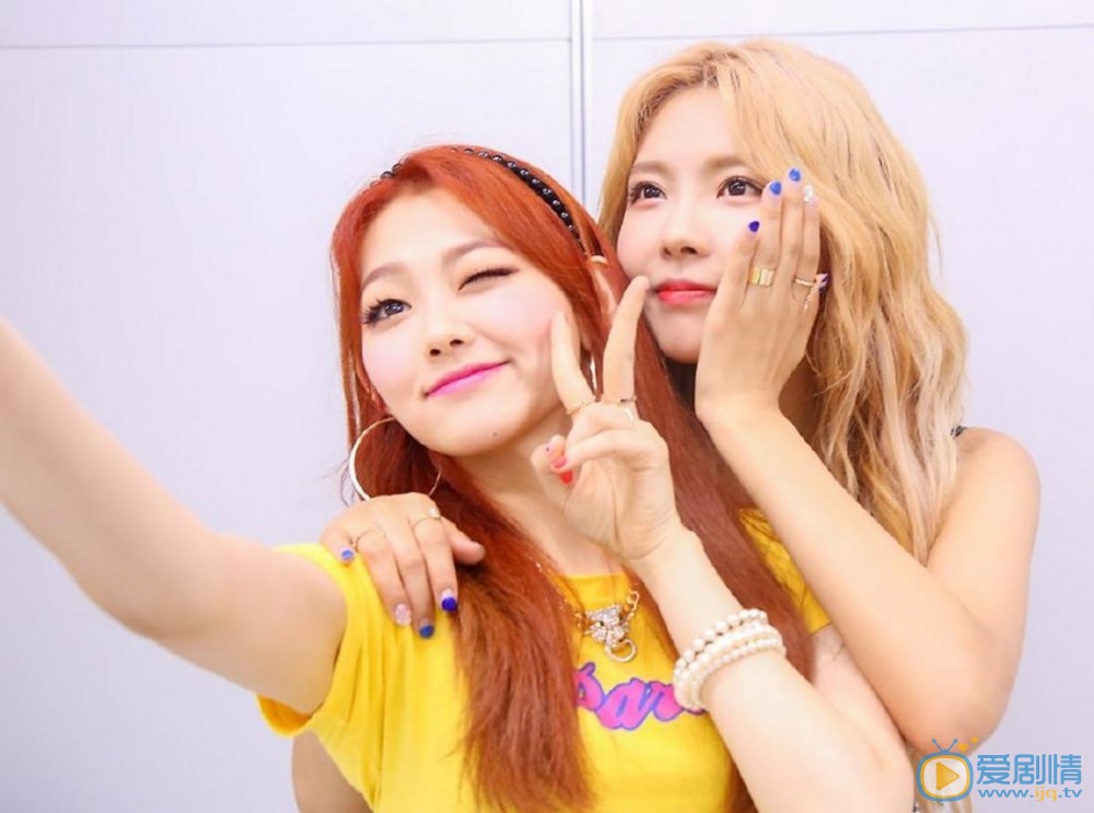 康美娜与人合照 康美娜高清写真_康美娜高清剧照