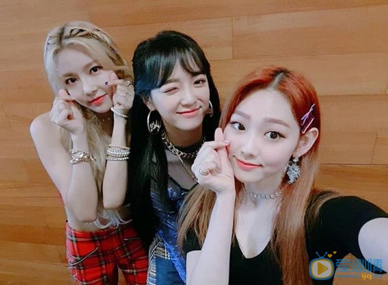 康美娜与人合照 康美娜高清写真_康美娜高清剧照