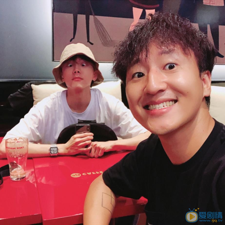 朱宇宰与人合照 朱宇宰高清写真_朱宇宰高清剧照