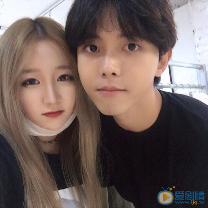 朱宇宰与人合照 朱宇宰高清写真_朱宇宰高清剧照