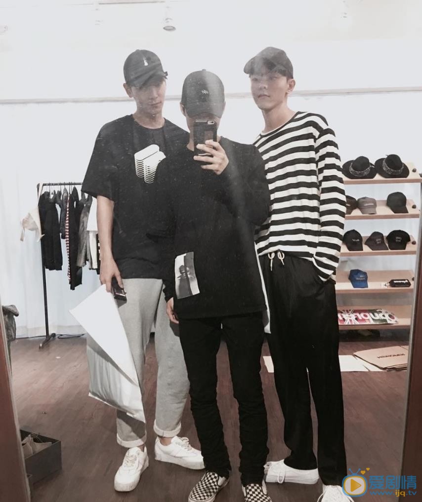 朱宇宰与人合照 朱宇宰高清写真_朱宇宰高清剧照