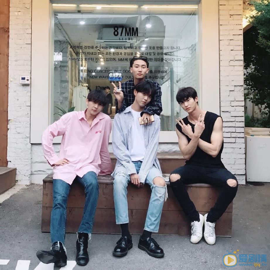 朱宇宰与人合照 朱宇宰高清写真_朱宇宰高清剧照