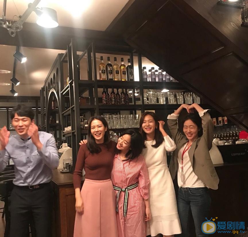 郑幼珍与人合照 郑幼珍高清写真_郑幼珍高清剧照