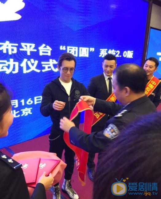 李咏“中国反拐义务宣传员” 现场照​​​​ 李咏高清写真_李咏高清剧照