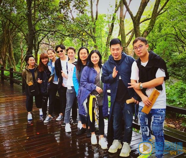 袁咏仪与人合照 袁咏仪高清写真_袁咏仪高清剧照