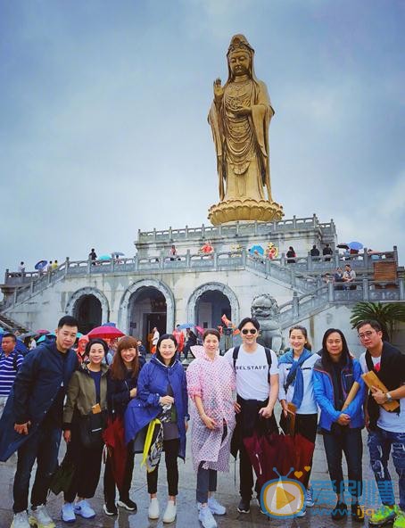 袁咏仪与人合照 袁咏仪高清写真_袁咏仪高清剧照