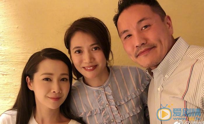 袁咏仪与人合照 袁咏仪高清写真_袁咏仪高清剧照